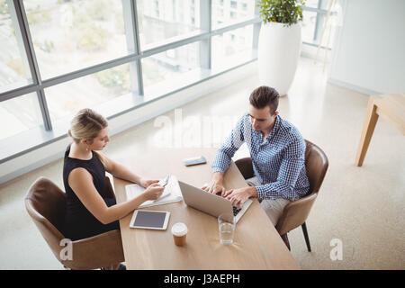 Draufsicht der Führungskräfte arbeiten am Schreibtisch im Büro Stockfoto