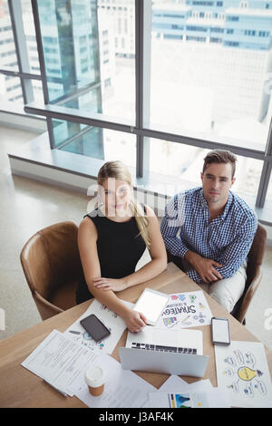 Draufsicht der Führungskräfte mit Laptop am Schreibtisch im Büro Stockfoto