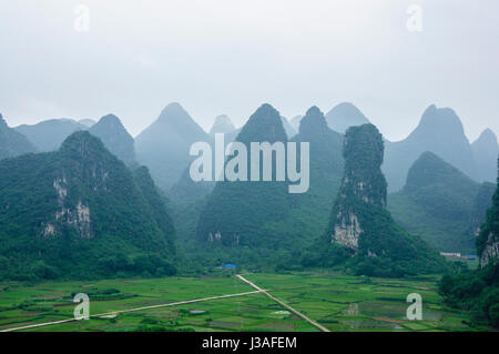 Schöne karstberge und Landschaft Landschaft im Frühling Stockfoto
