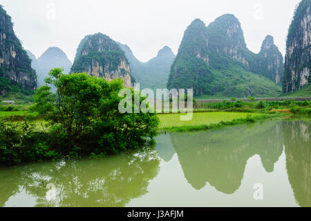 Schöne karstberge und Landschaft Landschaft im Frühling Stockfoto