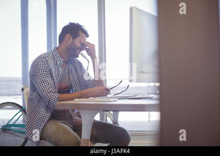 Deprimiert Geschäftsmann am Schreibtisch im Büro Stockfoto