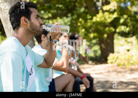 Marathon-Athleten, die mit Wasser in den park Stockfoto
