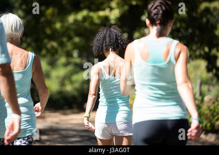 Rückansicht des Marathon-Athleten im Park spazieren Stockfoto