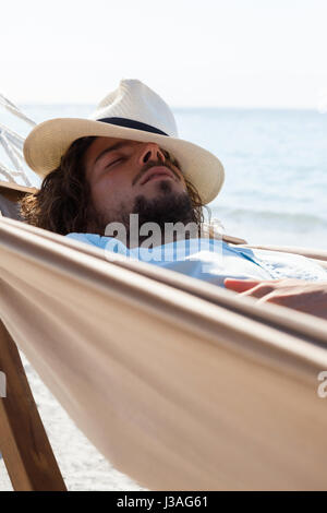 Mann zum Entspannen in der Hängematte am Strand Stockfoto