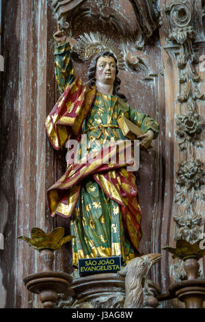 Sao Joao Evangelista (Johannes der Evangelist) Sculputure von Aleijadinho bei Kirche Sao Francisco de Assis - Sao Joao Del Rei, Minas Gerais, Brasilien Stockfoto