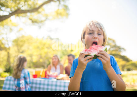 Porträt von lächelnden jungen Holding Wassermelone im park Stockfoto