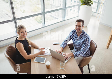 Draufsicht der Führungskräfte arbeiten am Schreibtisch im Büro Stockfoto