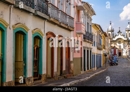 Street View von Sao Joao del Rei mit Nossa Senhora Carmo Kirche auf Backgound - Sao Joao Del Rei, Minas Gerais, Brasilien Stockfoto