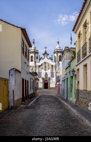 Street View von Sao Joao del Rei mit Nossa Senhora Carmo Kirche auf Backgound - Sao Joao Del Rei, Minas Gerais, Brasilien Stockfoto