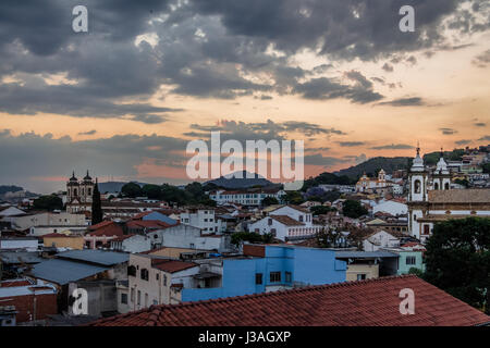 Luftaufnahme von Sao Joao del Rei bei Sonnenuntergang - Sao Joao del Rei, Minas Gerais, Brasilien Stockfoto