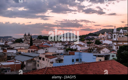 Luftaufnahme von Sao Joao del Rei bei Sonnenuntergang - Sao Joao del Rei, Minas Gerais, Brasilien Stockfoto