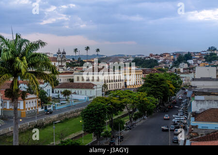 Luftaufnahme von Sao Joao del Rei bei Sonnenuntergang - Sao Joao del Rei, Minas Gerais, Brasilien Stockfoto