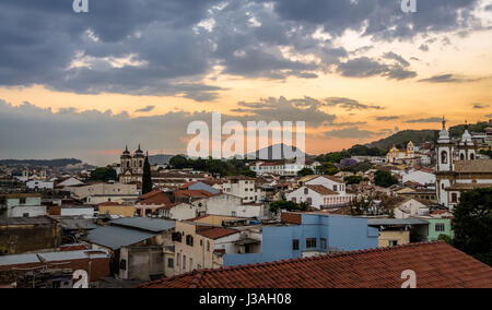 Luftaufnahme von Sao Joao del Rei bei Sonnenuntergang - Sao Joao del Rei, Minas Gerais, Brasilien Stockfoto