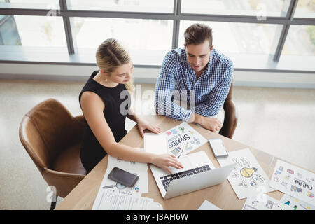 Draufsicht der Führungskräfte mit Laptop am Schreibtisch im Büro Stockfoto