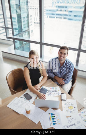 Draufsicht der Führungskräfte mit Laptop am Schreibtisch im Büro Stockfoto