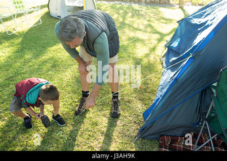 Vater und Sohn das Zelt auf Campingplatz Stockfoto