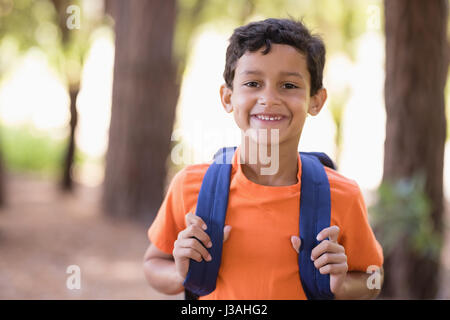 Kleiner Junge mit Rucksack Stockfoto