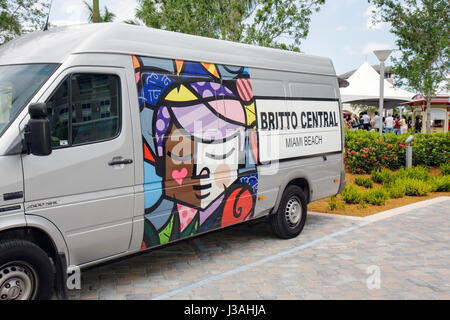 Miami Florida, Geschäfte in Midtown Miami, Pinsel mit Romero Britto, berühmter Künstler, Kinder Malerei Party, Skulptur Enthüllung Veranstaltung, van, Selbstmarketing, Kunst Stockfoto