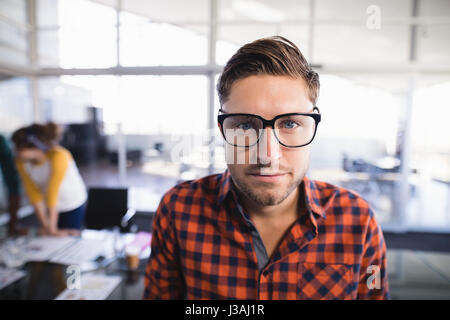 Porträt von zuversichtlich Geschäftsmann im Büro Stockfoto