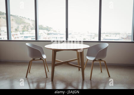 Blick auf leere Stühle und Tisch im Büro Stockfoto