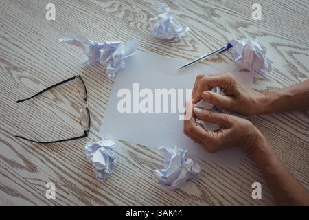 Händen der Geschäftsfrau zerknittern Papiere auf Schreibtisch im Büro beschnitten Stockfoto