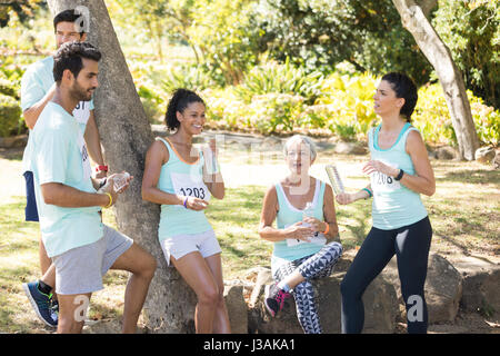 Marathon-Athleten eine Pause im park Stockfoto