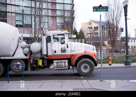 Ein klassisches weißes leistungsfähige Semi Truck mit einer rotierenden Tank beton mischer Beton auf Baustellen zu transportieren und am Bestimmungsort entladen Stockfoto