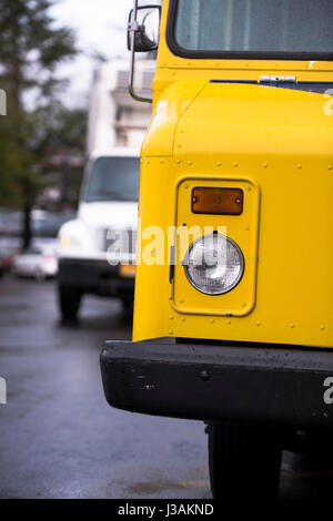 Ein Teil der alten leuchtend gelben kleinen buggy Truck mit einer überdachten Anhänger Box für den Transport von kleinen Lasten und Lieferung zu den lokalen Geschäften. Stockfoto