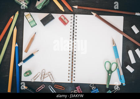 Bildung-Hintergrund. Schule-Versorgungsmaterialien an Tafel Stockfoto