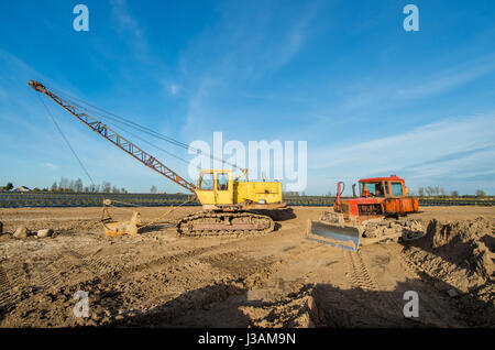 Traktor und Bagger zu bleiben, in der nach der harten Arbeit Stockfoto