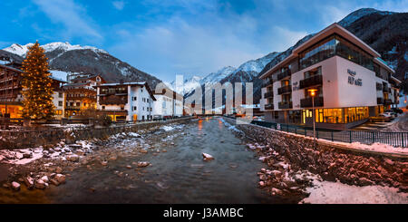 Sölden, Österreich - 10. Januar 2016: Sölden Ski Resort Skyline am Morgen, Tirol, Österreich. Sölden ist ein beliebtes Skigebiet und veranstaltet regelmäßig die Fi Stockfoto