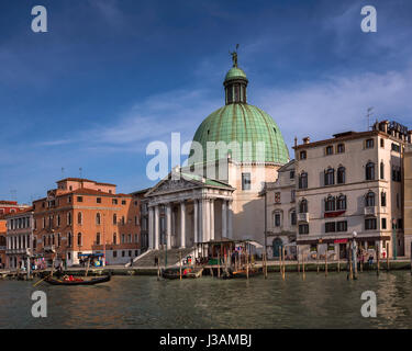 Venedig, Italien - 10. März 2014: Chiesa de San Simeone Piccolo und Canal Grande in Venedig, Italien. Mit Blick auf die Eisenbahn terminal, ist es ein Denkmal weithin Stockfoto