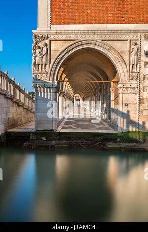 Kanal und Dogenpalast beleuchtet von Rising Sun bei Sonnenaufgang, Venedig, Italien Stockfoto