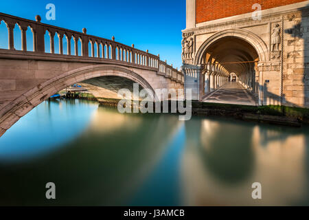 Brücke, Kanal- und Dogenpalast beleuchtet von Rising Sun bei Sonnenaufgang, Venedig, Italien Stockfoto