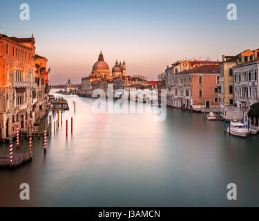 Canal Grande und die Kirche Santa Maria della Salute von Accademia Brücke Venedig, Italien Stockfoto