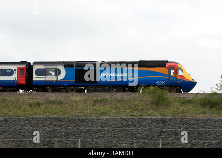 Eine East Midlands Züge Klasse 43 HST trainieren mit Geschwindigkeit in der Nähe von Newton Harcourt, Leicestershire, England, UK Stockfoto