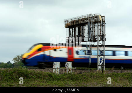 Eine East Midlands Züge Klasse 222 Meridian mit Geschwindigkeit in der Nähe von Newton Harcourt, Leicestershire, England, UK Stockfoto