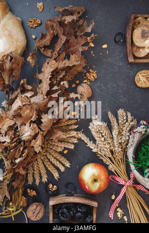 Orthodoxe Weihnachten Silvester Traditionen, rustikalen Tisch. Draufsicht, Leerzeichen, Vintage getönten Bild Stockfoto