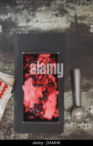 Berry-Eis mit gefrorenen Beeren auf Top Draufsicht Vintage getönten leeren Bildraum Stockfoto