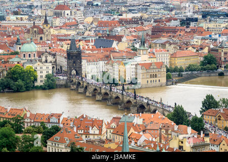 Luftaufnahme von vielen Touristen auf der Karlsbrücke Wahrzeichen in unsere, Tschechische Republik. Stockfoto