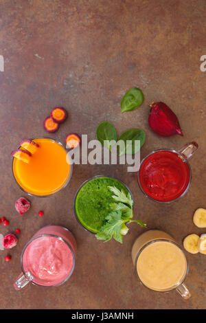 Frisch zubereitetes Obst und Gemüse-Smoothies. Draufsicht, Leerzeichen, rustikale Oberfläche Stockfoto