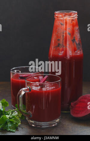 Frische rote Beete-Smoothie.  Makro, Tiefenschärfe, Leerzeichen Stockfoto
