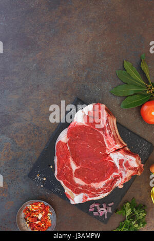 Rohes Fleisch Steak auf Schiefer und Gewürze, Zubereitung von Speisen.  Ansicht von oben, Leerzeichen Stockfoto