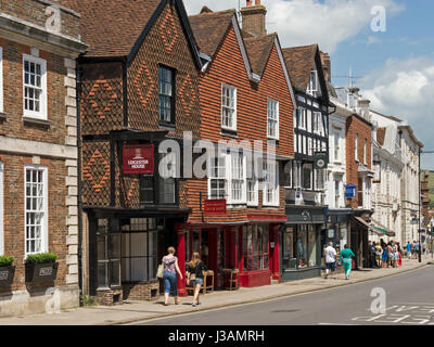 Alte traditionelle Shopfronts auf Lewes High Street, East Sussex, England, UK Stockfoto