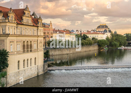 Aussicht auf den Sonnenuntergang von der Moldau in Prag, wie gesehen von der Karlsbrücke entfernt. Stockfoto