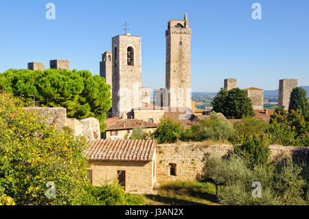 Einige der berühmten Turm beherbergt von San Gimignano aus der Festung La Rocca Stockfoto