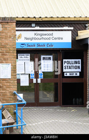 Kingswood, Corby, England. 04. Mai 2017. Fülle von Mitteilungen, sondern eine Abwesenheit von Menschen, am Eingang zum Kingswood Nachbarschaft Zentrum, wo Polling, für die Wahl der Grafschaft Northamptonshire Stadtrat am 4. stattfindet Mai 2017. Stockfoto