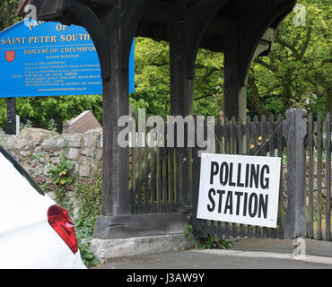 Brentwood Essex, 4. Mai 2017; Wahllokal melden Sie außerhalb St. Peter Kirche Süd Weal Brentwood, Essex Credit: Ian Davidson/Alamy Live News Stockfoto