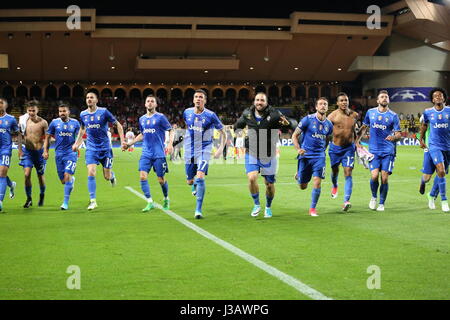 Monaco. 3. Mai 2017. Juventus-Spieler feiern nach dem Sieg für 0-2 auf Monaco nach der 1. Etappe der Champions-League-Halbfinale im Stadion Louis II. am 3. Mai 2017 in Monaco. Endergebnis: Monaco Vs Juventus 0-2. Bildnachweis: Massimiliano Ferraro/Alamy Live-Nachrichten Stockfoto