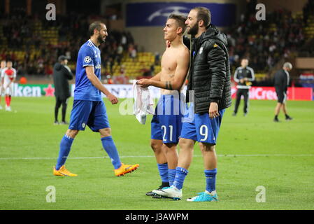 Monaco. 3. Mai 2017. Paulo Dybala (Juventus FC) und Gonzalo Higuain (Juventus FC) feiern nach dem Sieg für 0-2 auf Monaco nach der 1. Etappe der Champions-League-Halbfinale im Stadion Louis II. am 3. Mai 2017 in Monaco. Endergebnis: Monaco Vs Juventus 0-2. Bildnachweis: Massimiliano Ferraro/Alamy Live-Nachrichten Stockfoto